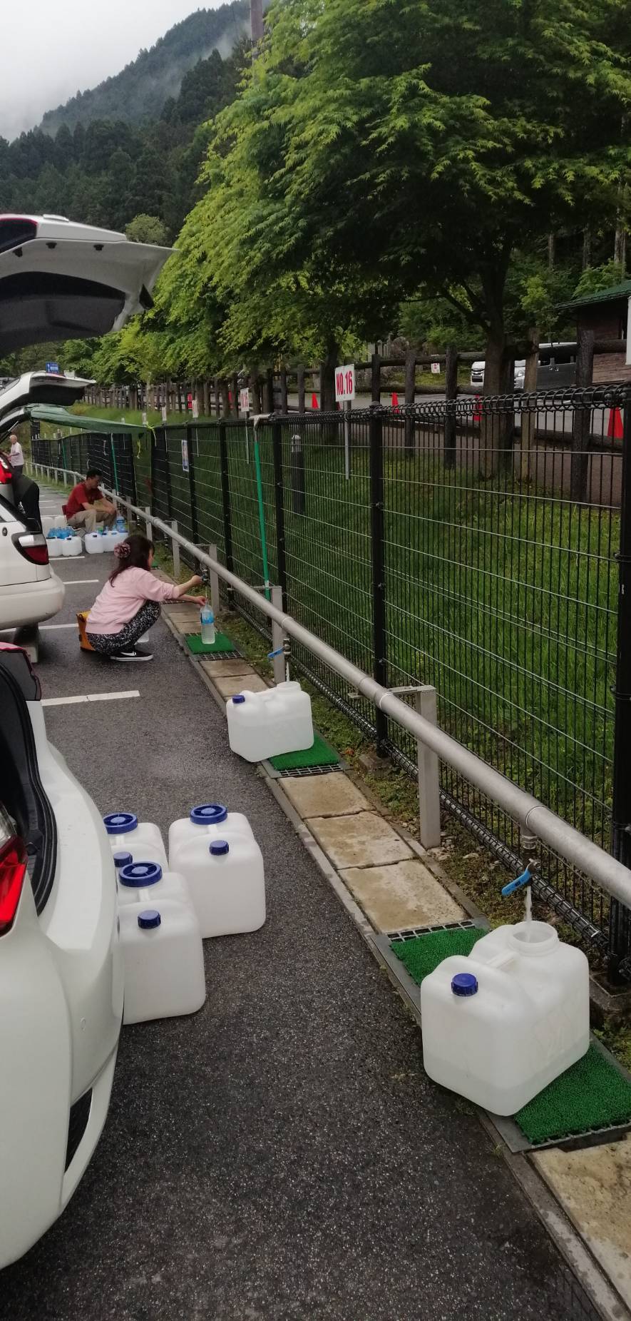 「ごろごろ水、汲みに行く～」